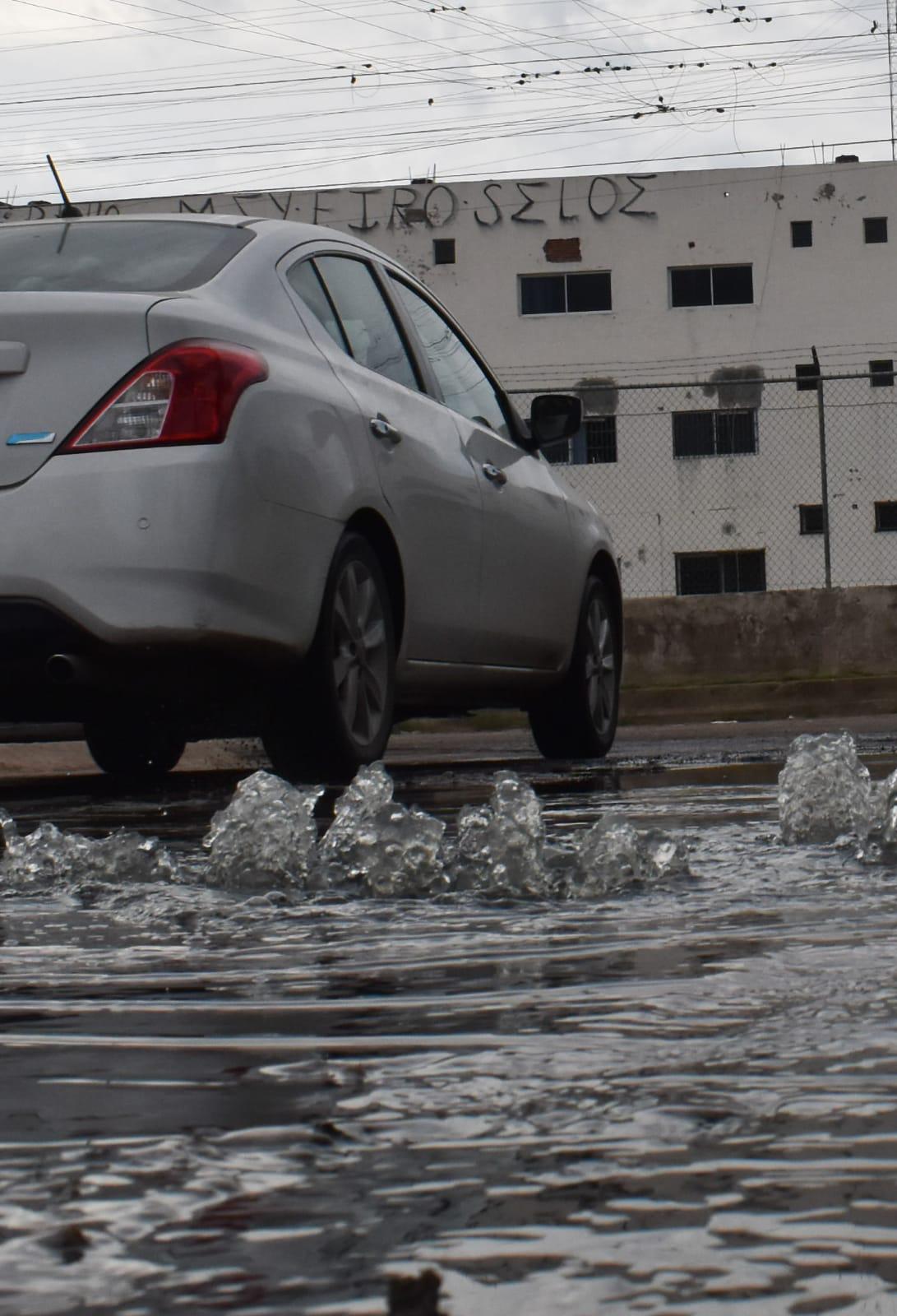 $!Viven en Villas del Estero en medio de fuga de aguas negras