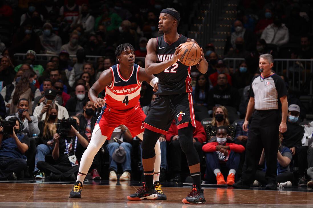 $!Washington Wizards vence a Miami Heat con una remontada furiosa a puro triple