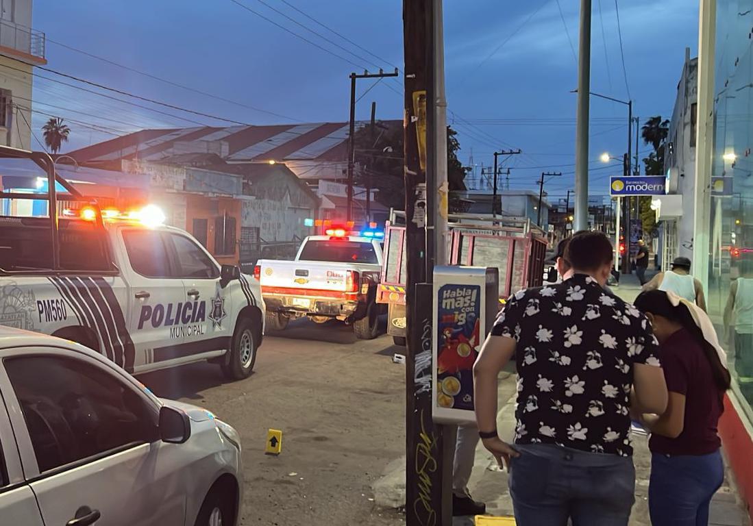 $!En Mazatlán alud de tierra cae sobre trabajador; llega sin vida a la Cruz Roja