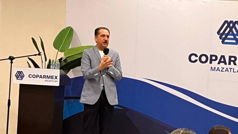 El periodista Jorge Zarza ofreció una conferencia en el desayuno empresarial que organiza la Coparmex en Mazatlán.