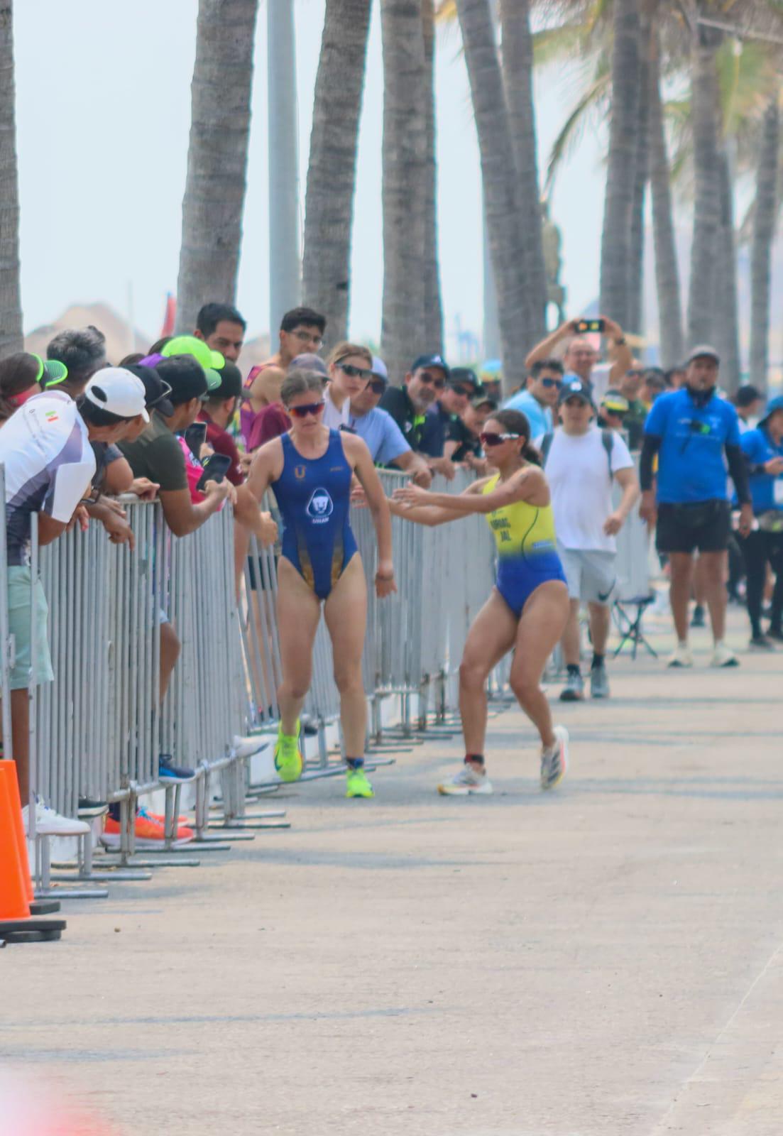 $!Triatleta sacrifica su lugar para ayudar a otra competidora