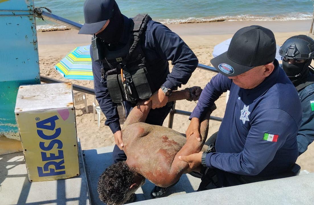 $!Detienen a hombre por agredir a turistas en Mazatlán