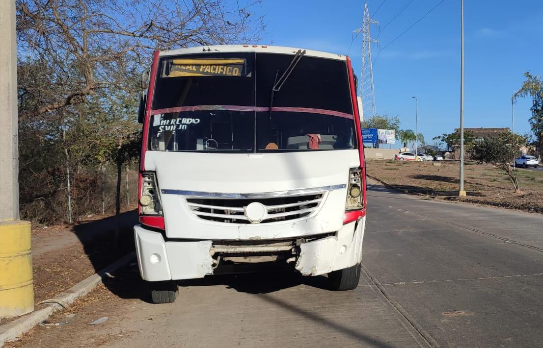 $!Urbano y automóvil chocan en glorieta Peche Rice, en Mazatlán; mujer queda lesionada