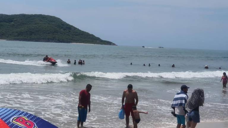 Salvavidas arrestan a turista que estaban 500 metros mar adentro e hizo caso omiso a indicaciones.