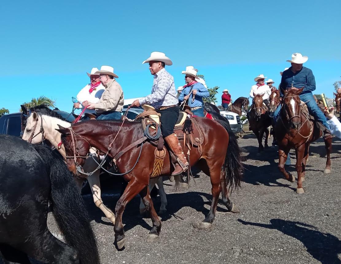 $!Celebran en Mazatlán la Gran Cabalgata de la familia Escobar