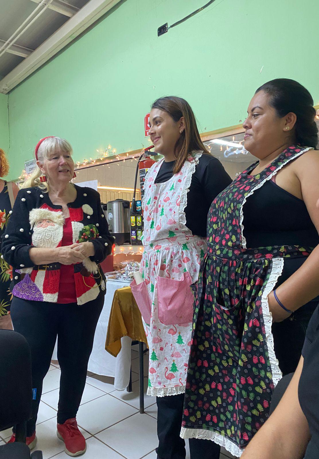 $!Linda Hannawalt junto a dos madres de familia quienes se encargan de los desayunos escolares.