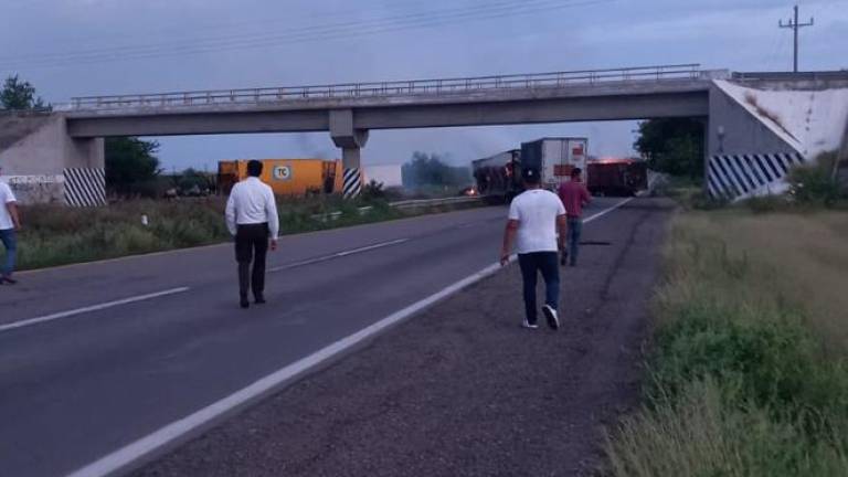 Alerta: bloqueo y vehículos incendiados en la autopista Mazatlán-Culiacán