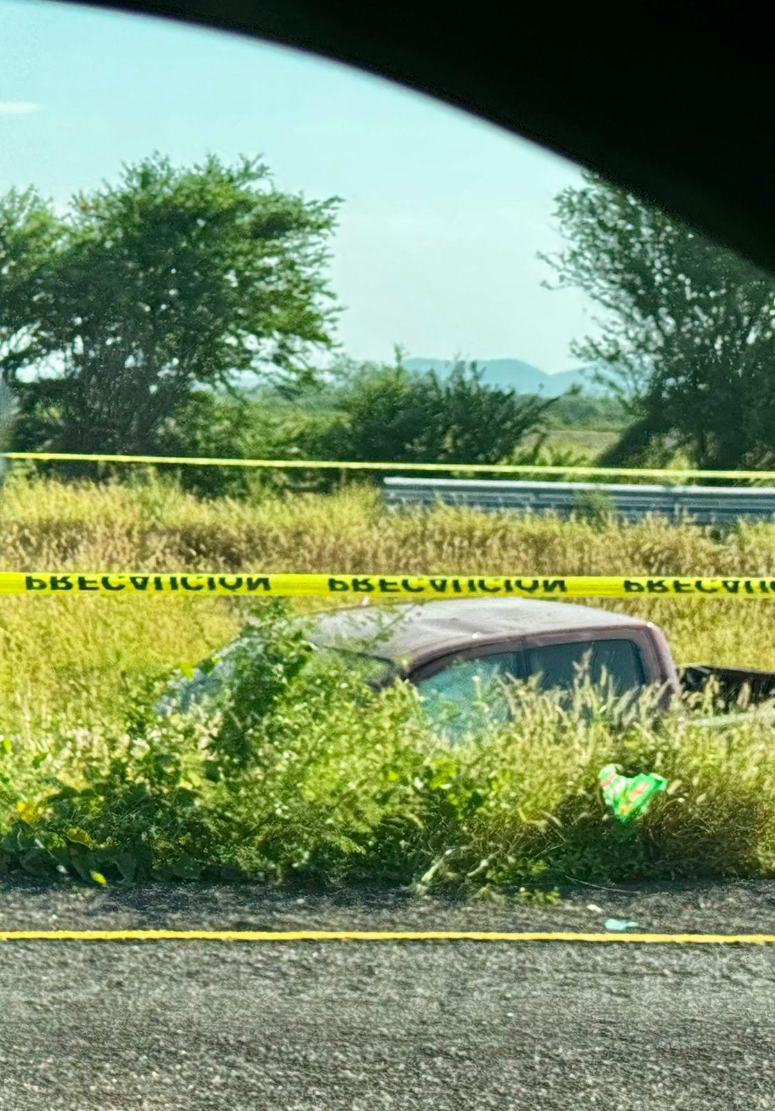 $!Balean camioneta sobre la autopista Mazatlán-Culiacán