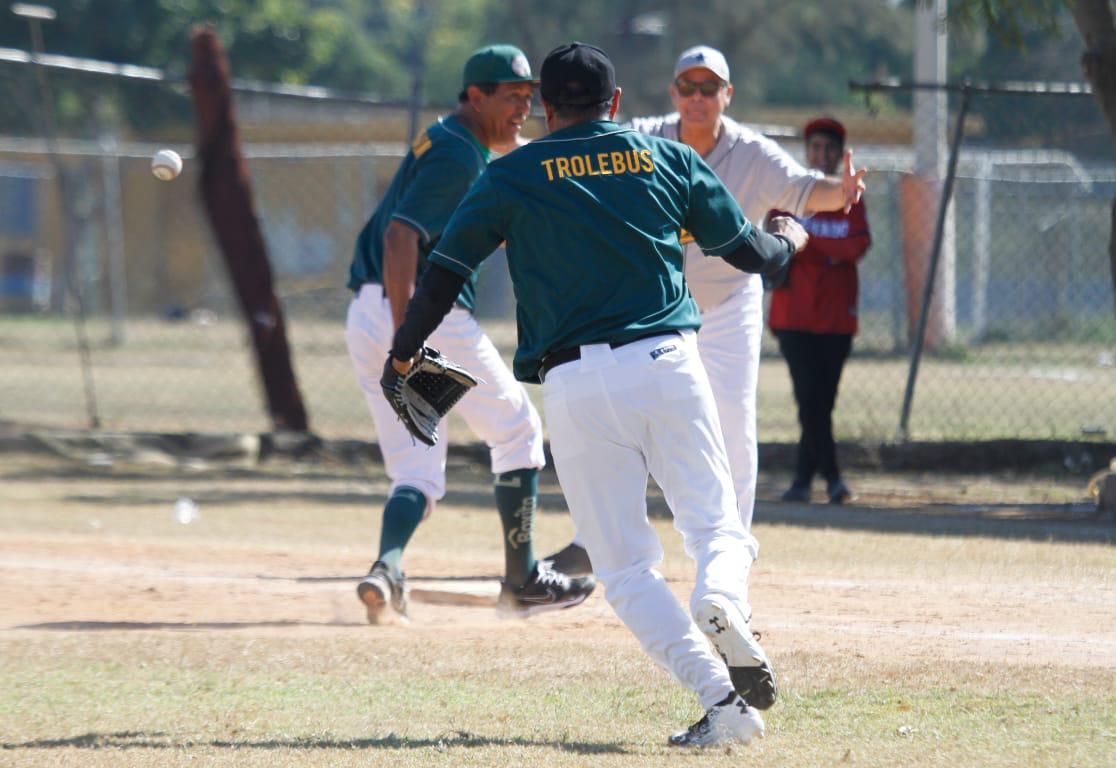 $!Recuerdan a Jesús Flores en partido amistoso de beisbol de ex Raiders