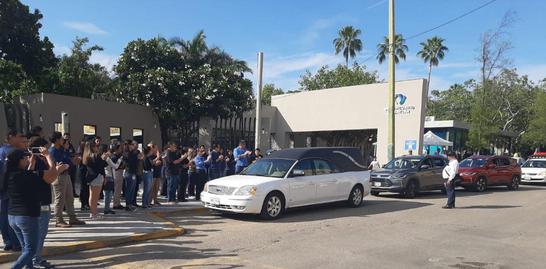 $!Con aplausos, personal del Gran Acuario Mazatlán da el último adiós a Tomás, el entrenador de lobos marinos