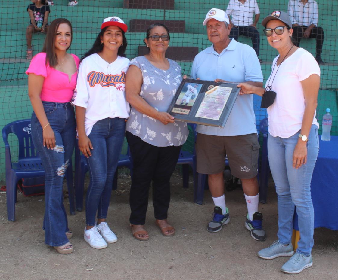 $!Isauro Pineda recibe homenaje en apertura de Liga Dominical 40 Años y Más del Muralla