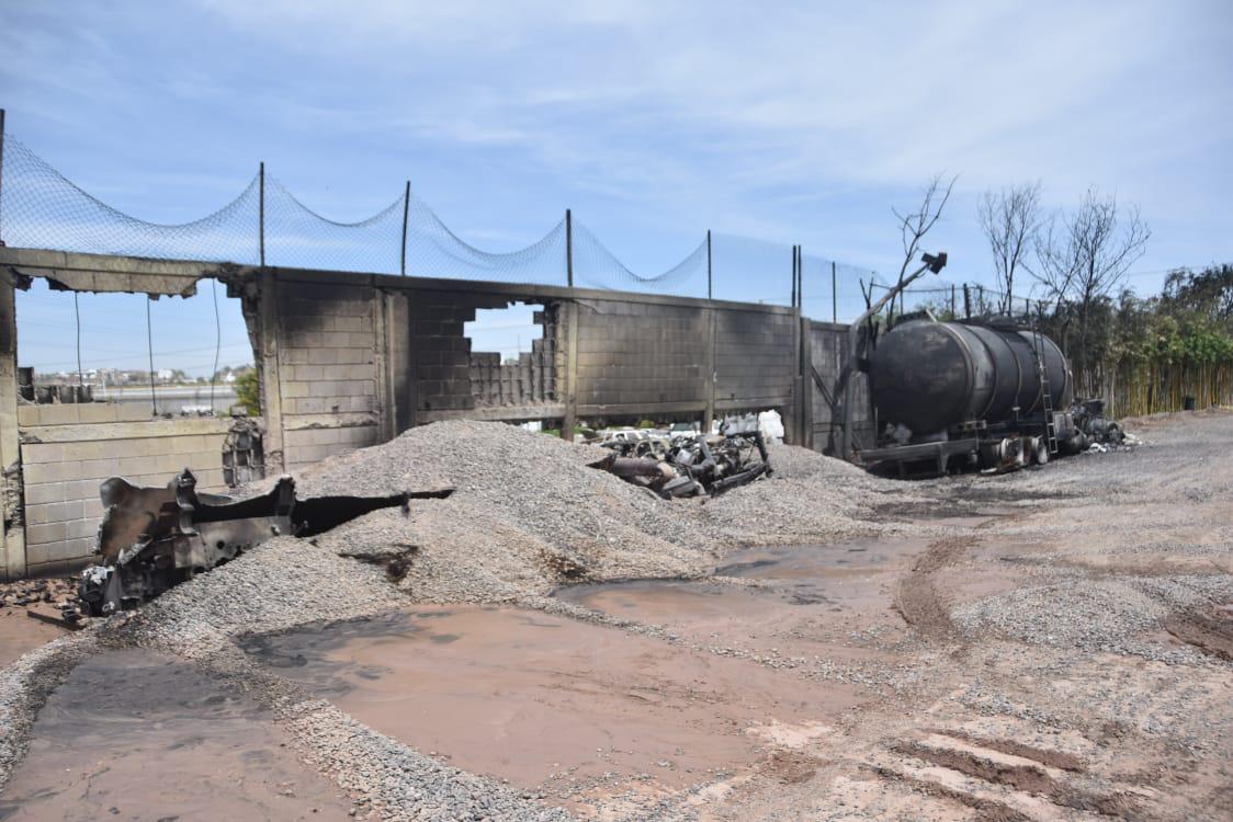 $!Propietarios de yonkes hacen recuento de daños tras incendio registrado al sur de Culiacán