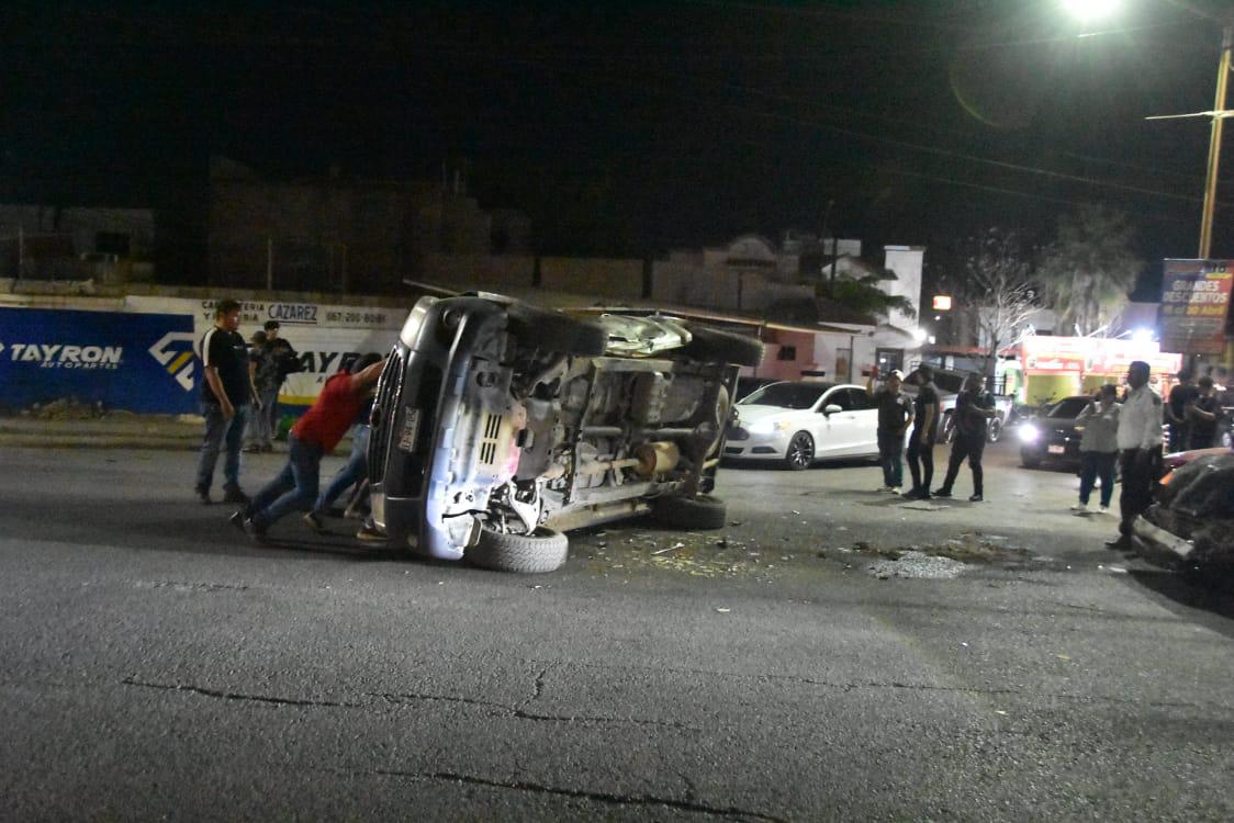 $!Fuerte choque deja auto volcado pero sin heridos, en Culiacán