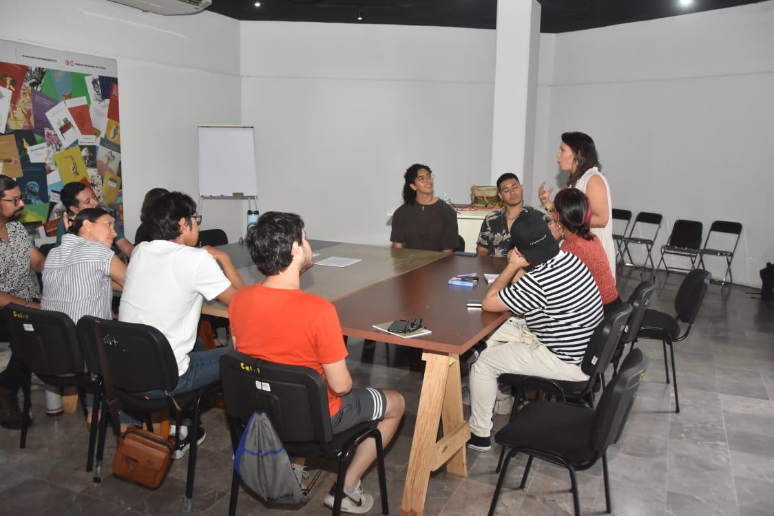 $!Un grupo de cuentistas participó en el taller a cargo de la escritora sonorense.