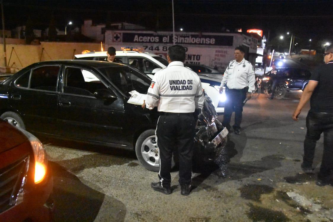 $!Fuerte choque deja auto volcado pero sin heridos, en Culiacán