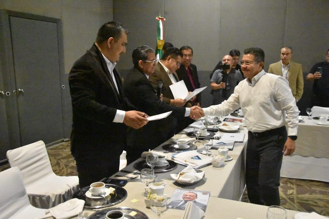 $!Realizan entrega de certificaciones a contadores en Culiacán