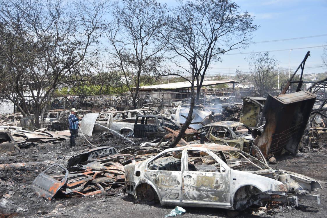 $!Propietarios de yonkes hacen recuento de daños tras incendio registrado al sur de Culiacán