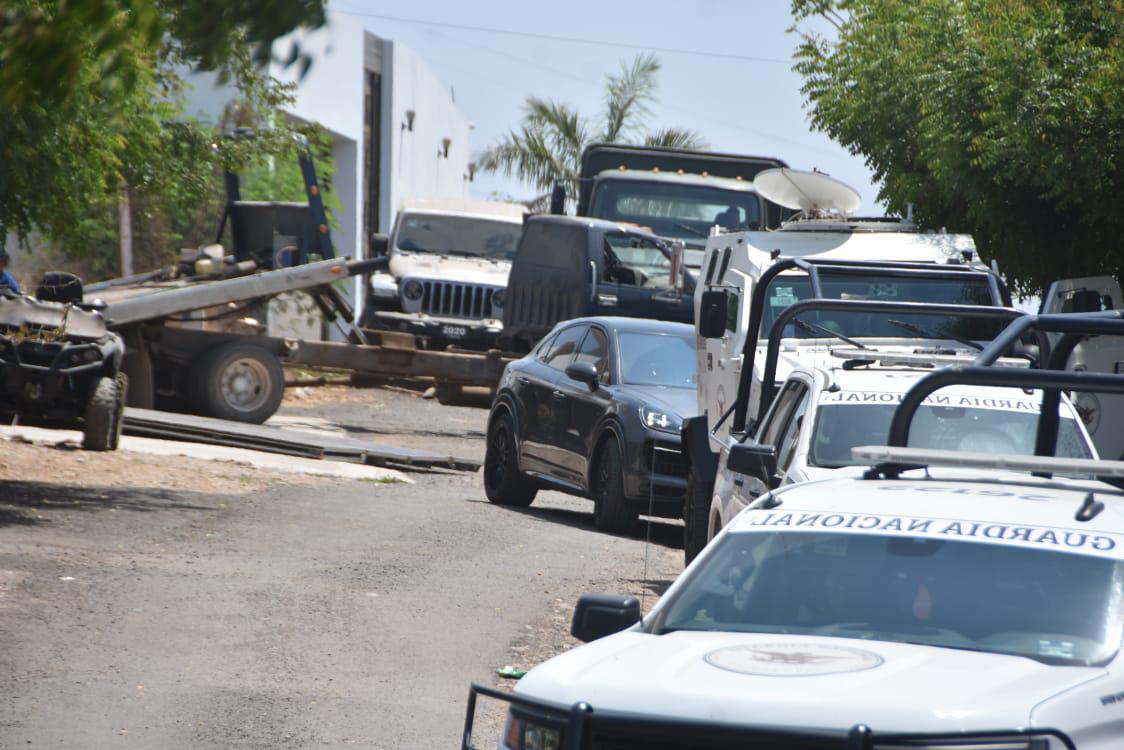 $!Asegura Ejército y FGR vehículos de lujo en finca al sur de Culiacán