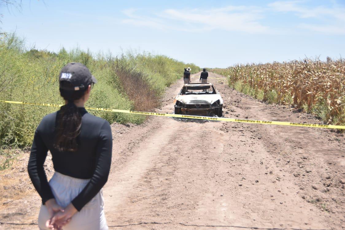 $!Hallan cadáver carbonizado dentro de un auto quemado en medio de cultivos, en Navolato