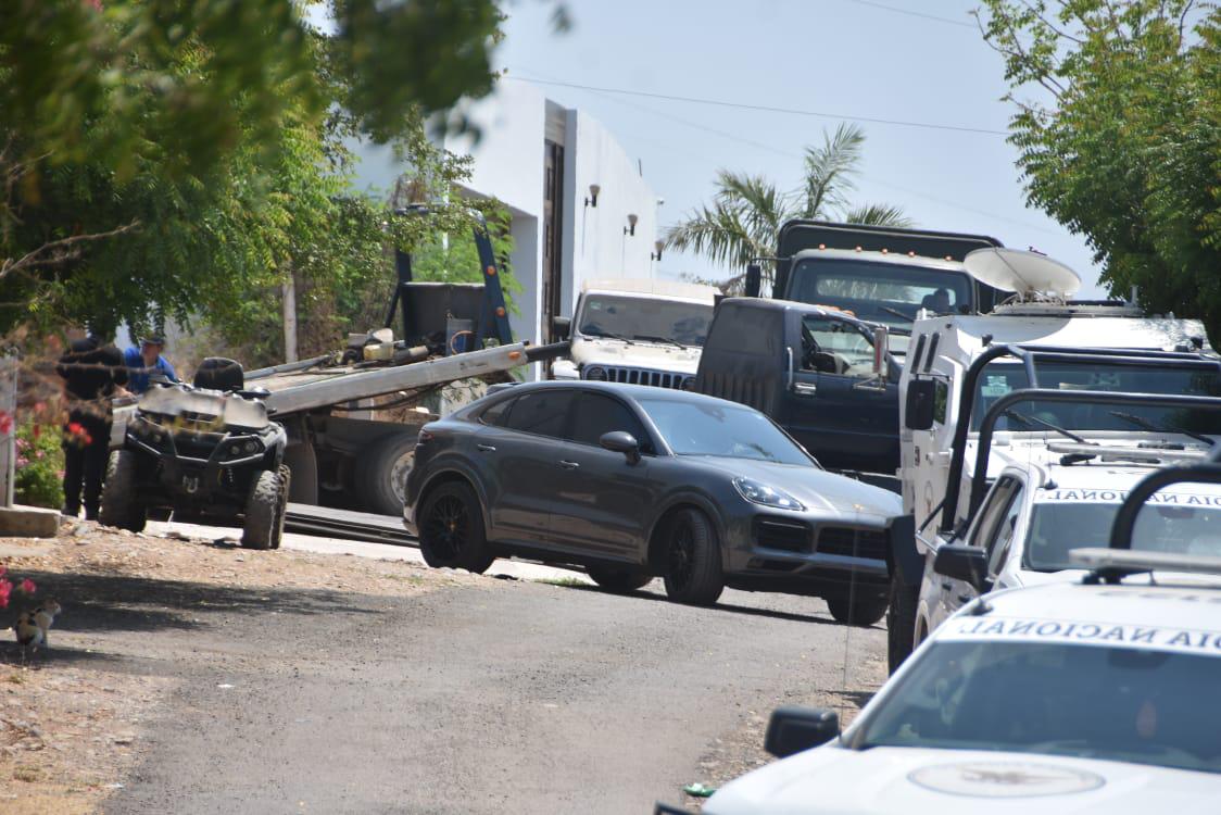 $!Asegura Ejército y FGR vehículos de lujo en finca al sur de Culiacán