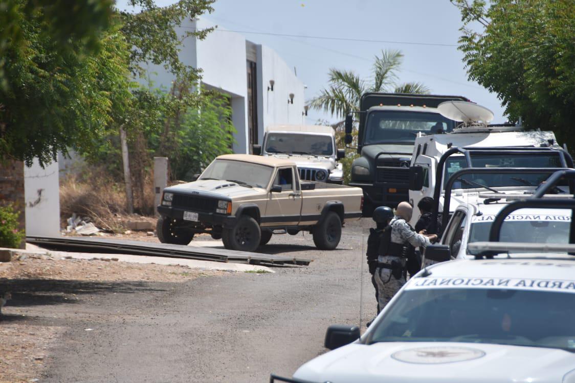 $!Asegura Ejército y FGR vehículos de lujo en finca al sur de Culiacán