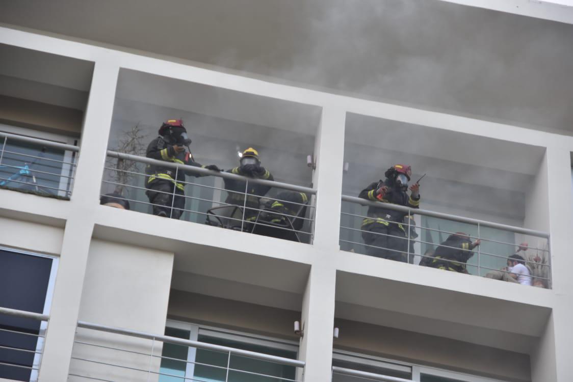 $!Incendio en edificio de departamentos en Culiacán provoca evacuación de 25 personas