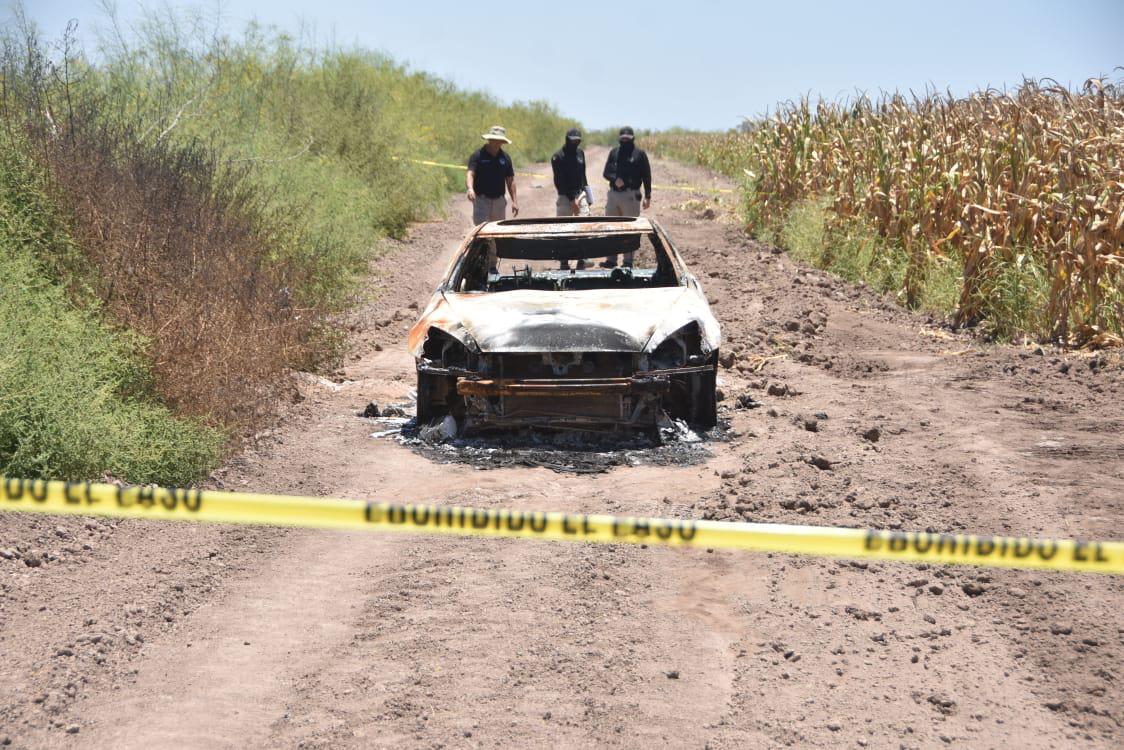 $!Hallan cadáver carbonizado dentro de un auto quemado en medio de cultivos, en Navolato