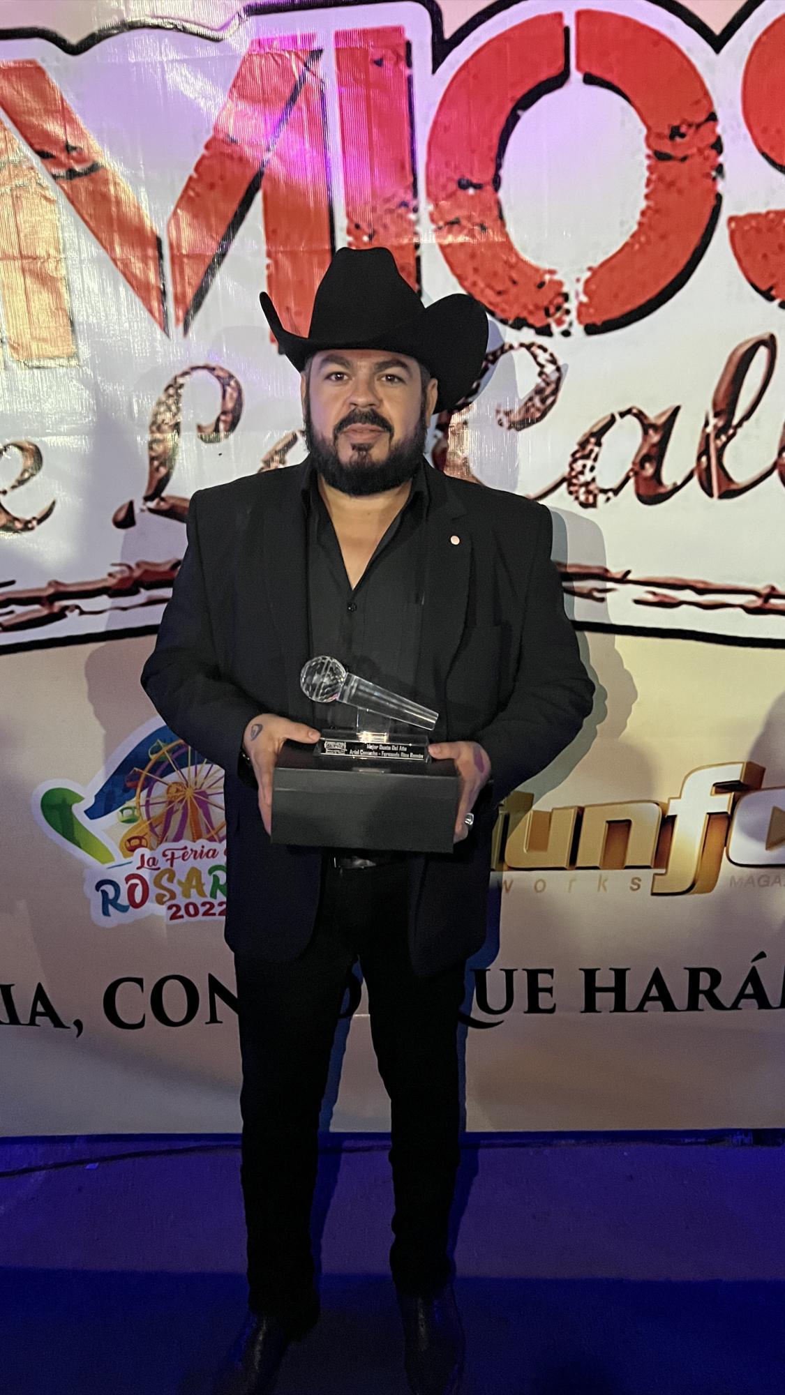 $!Obtiene Fernando Ríos Román el premio al Mejor dueto en Los Premios de la Calle 2022