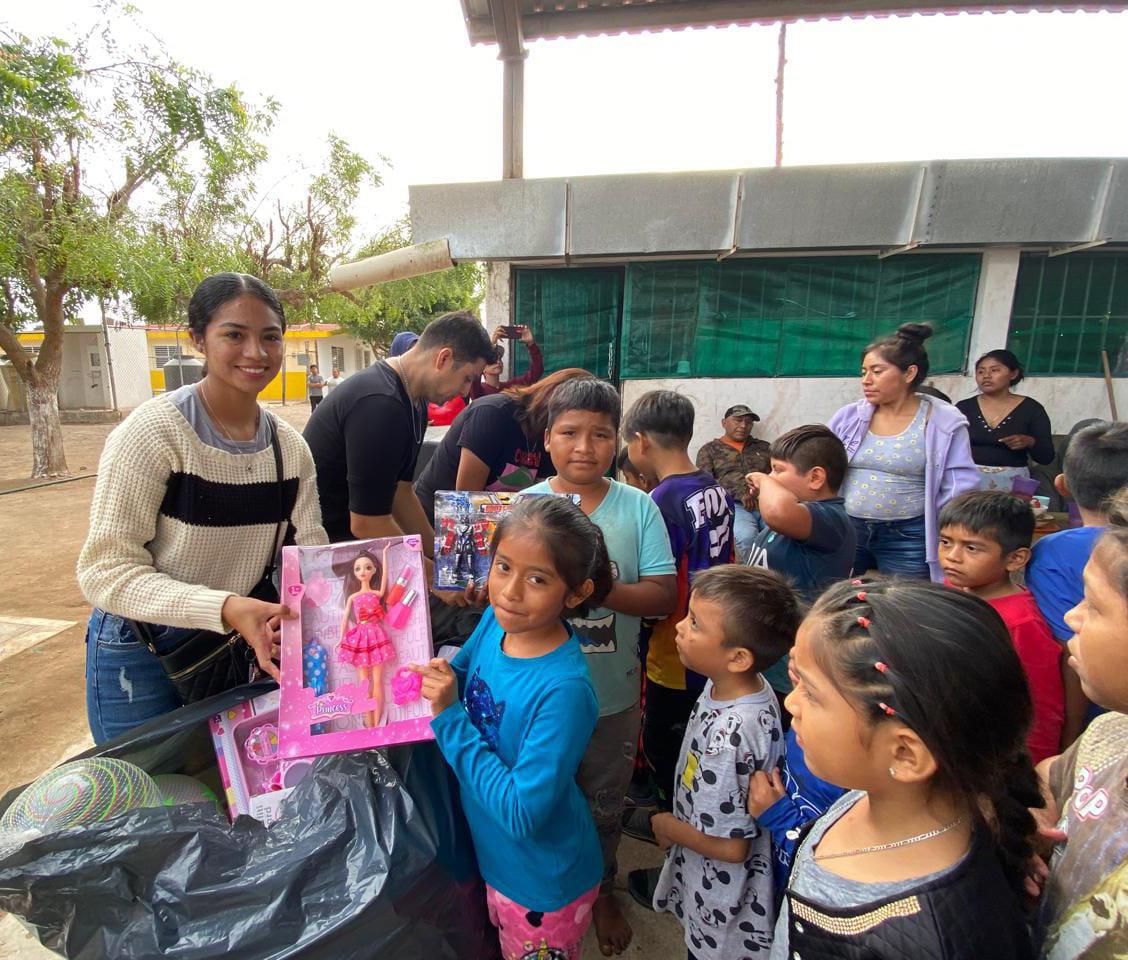 $!Lleva DIF alegría y regalos al albergue de Isla del Bosque, en Escuinapa