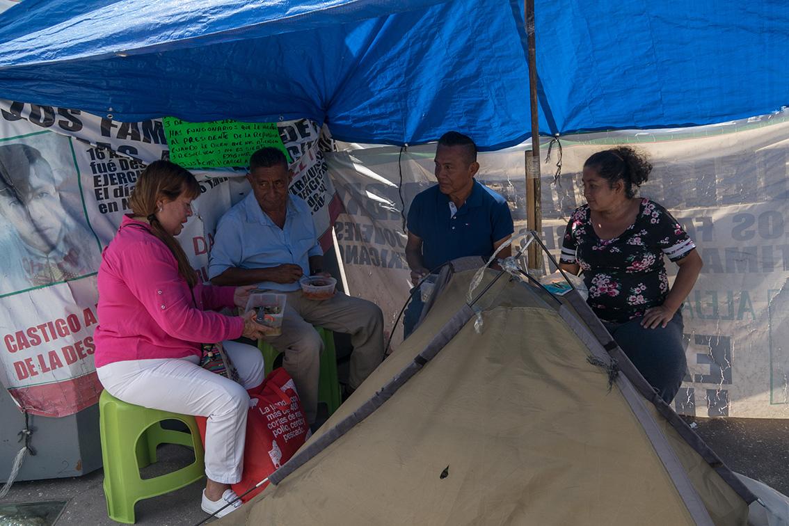 $!‘Hay que analizar, reflexionar y actuar’, dice la señora Blanquita quien se trasladó en varias ocasiones, y por última vez el día de ayer desde el sur de la ciudad hasta la plancha del Zócalo, para llevar comida a la familia Tercero y aportar con su granito de arena.