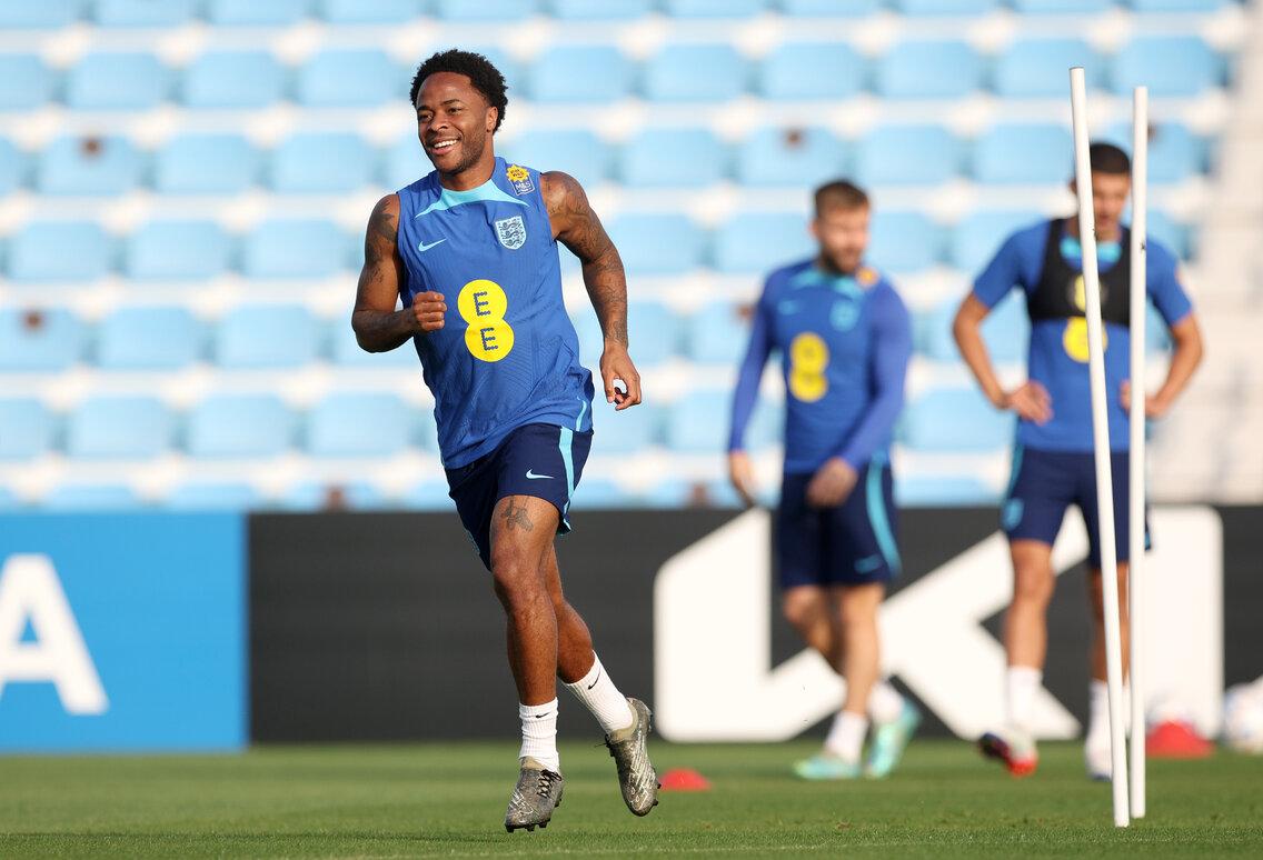 $!Sterling no juega con Inglaterra por asalto a su casa