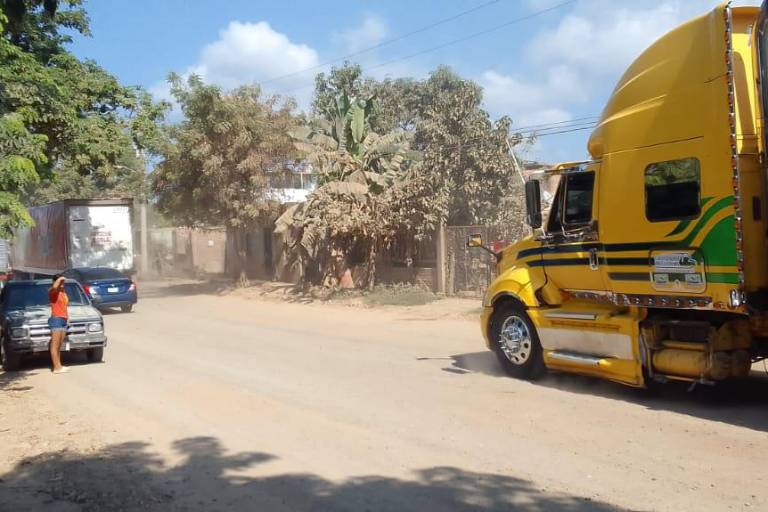 Tras más de 4 horas de bloqueo, permiten paso vehicular por predio particular en la Jaripillo, en Mazatlán