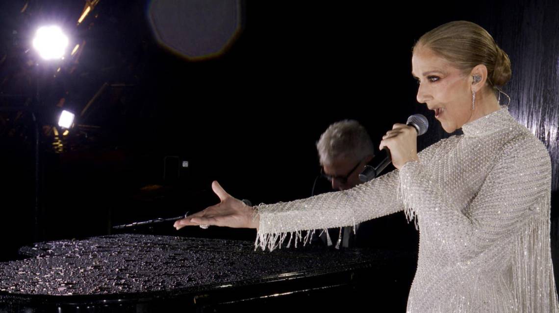 Céline Dion regresa a los escenarios, presentándose en la Torre Eiffel.