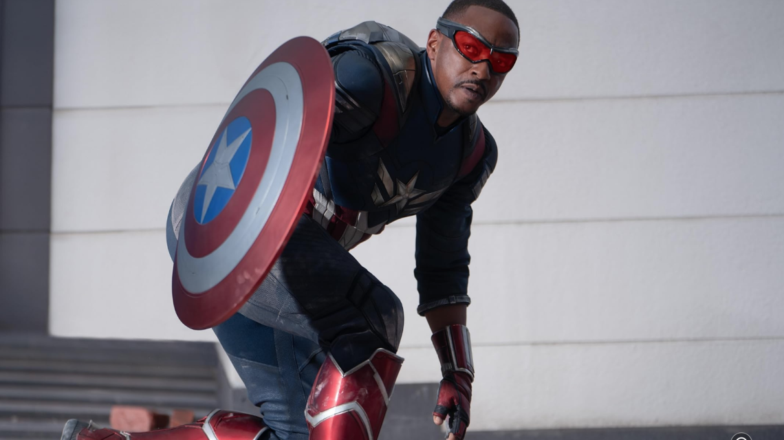 Anthony Mackie regresa en su papel de Falcon y Capitán América.