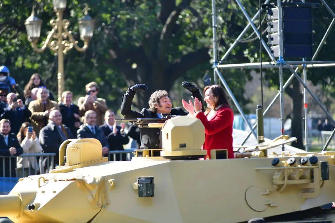 $!Javier Milei y Victoria Villarruel se suben a tanque de guerra en desfile militar en Argentina