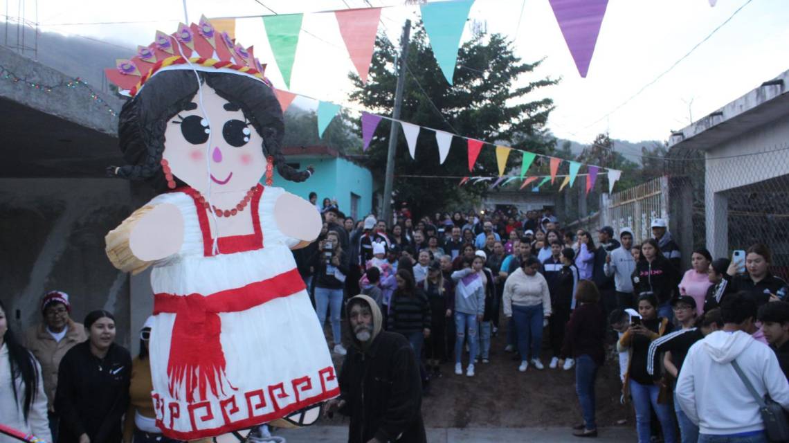 Hasta una bonita piñata hubo en el festejo.