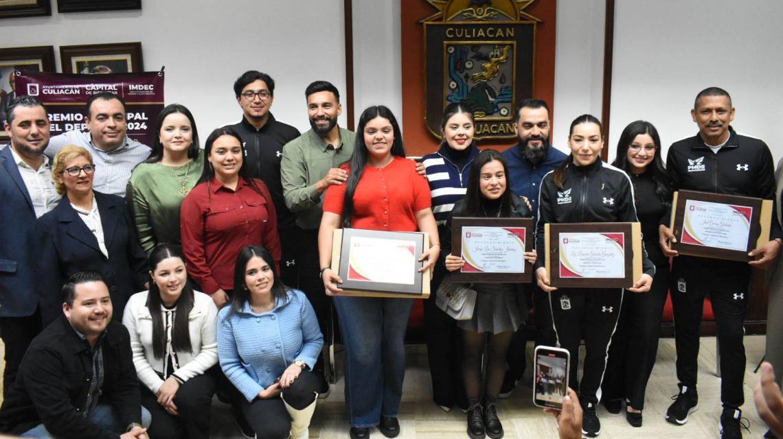 Los deportistas y entrenadores reciben sus reconocimientos y estímulos.