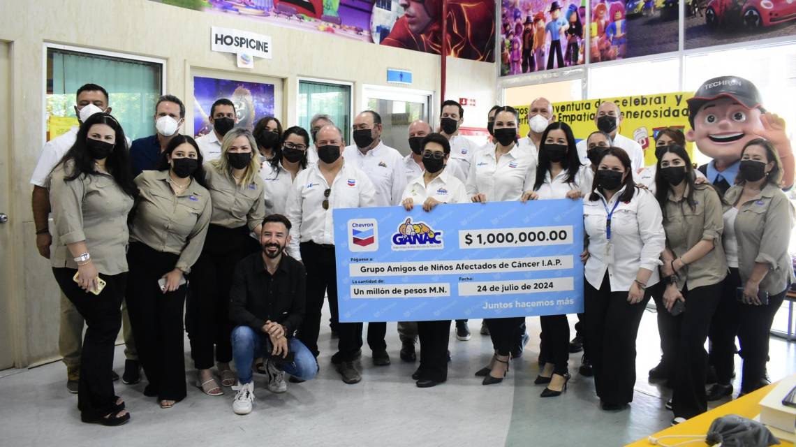 Integrantes de GANAC y Grupo Horizon con el cheque de 1 millón de pesos.