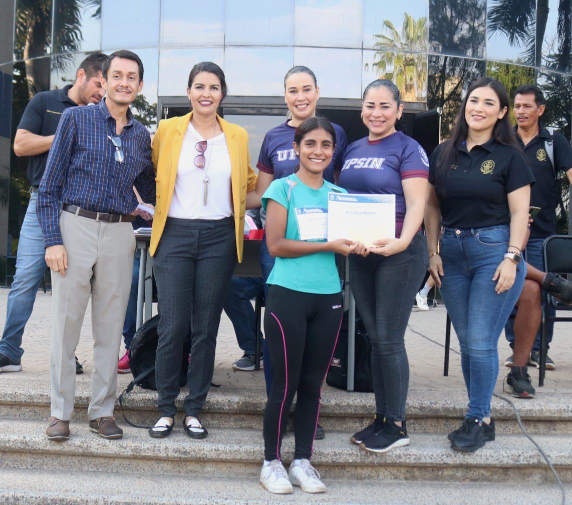 $!Completan alrededor de 200 estudiantes de la Upsin Caminata de la Salud