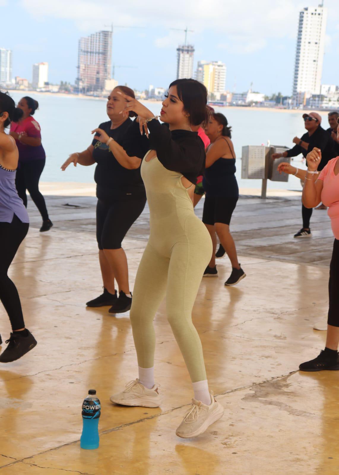 $!Bailan en favor de niños con discapacidad, en Playa Norte