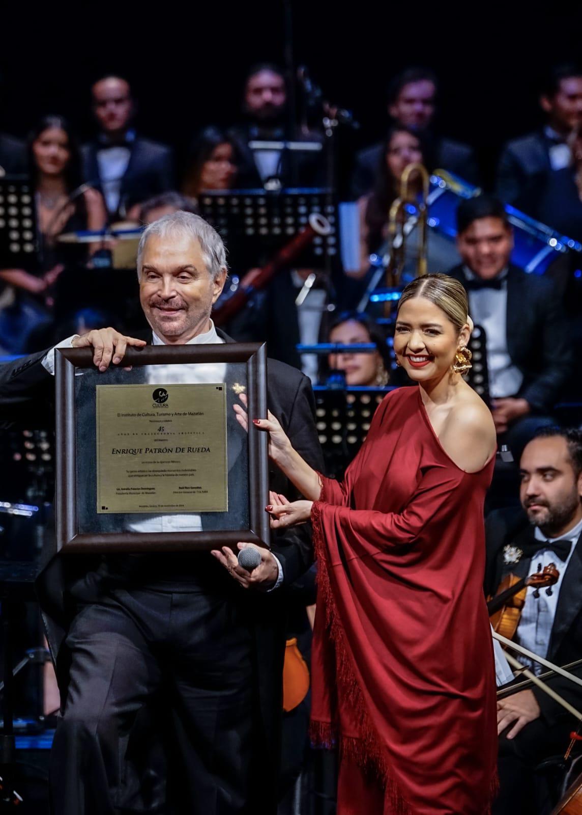 $!El director de orquesta recibió el reconocimiento de manos de la alcaldesa de Mazatlán, Estrella Palacios.