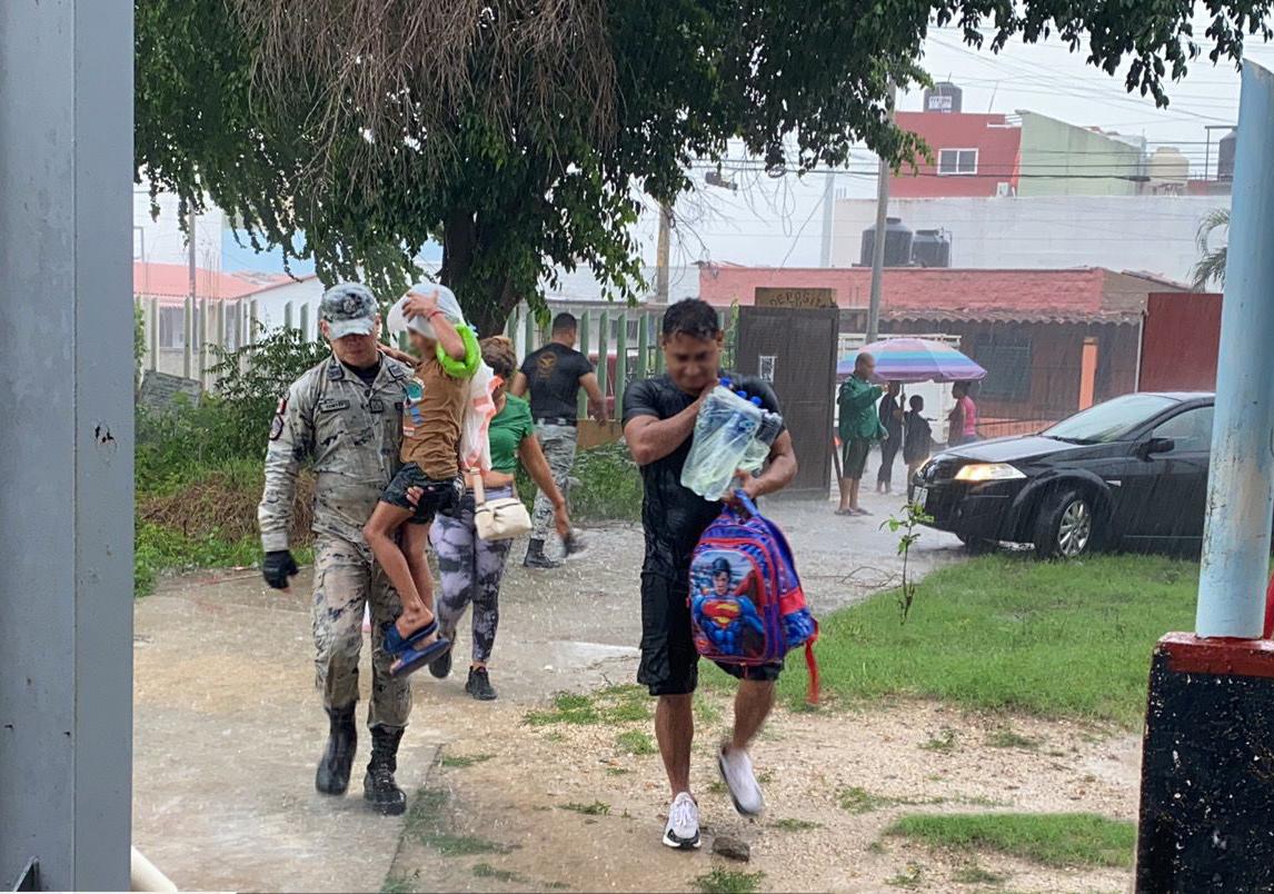 $!Guardia Nacional vía aérea lleva despensas a afectados por huracán John en Guerrero