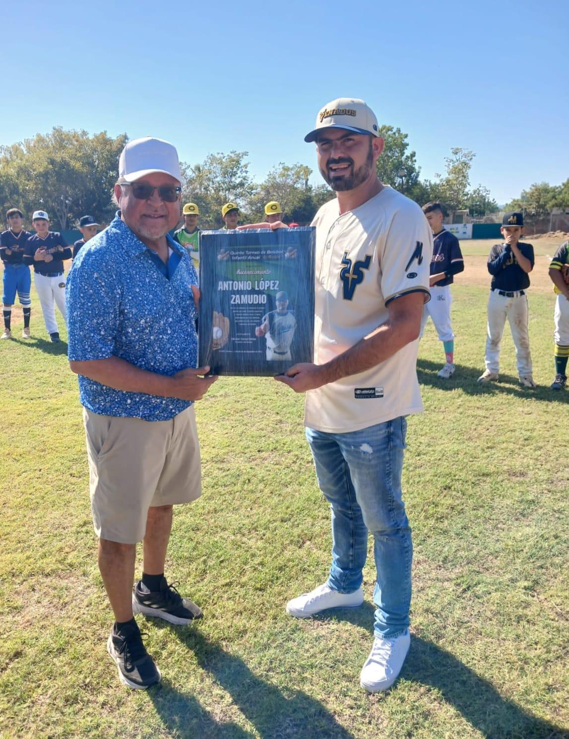 $!Cantan el playball del Quinto Torneo de Beisbol Infantil, en El Roble