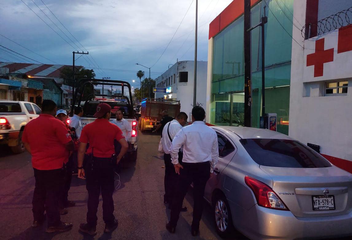 $!En Mazatlán alud de tierra cae sobre trabajador; llega sin vida a la Cruz Roja