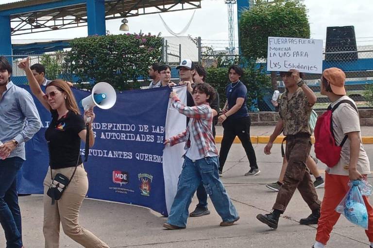 Estudiantes de la UAS salen a reclamar sus clases tras el inicio del paro de labores indefinido