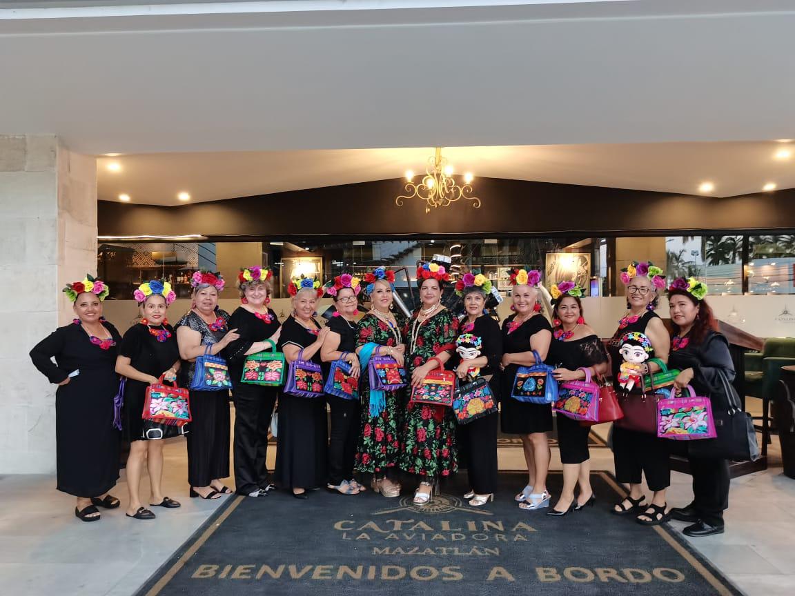 $!Las chicas se toman la fotografía del recuerdo en el lugar donde fue el convivio.