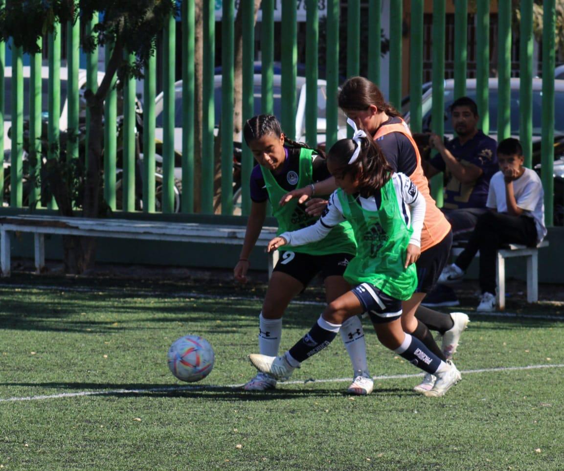 $!Futbolistas mazatlecas ponen a prueba su talento en la Academia Femenil FIFA-FMF