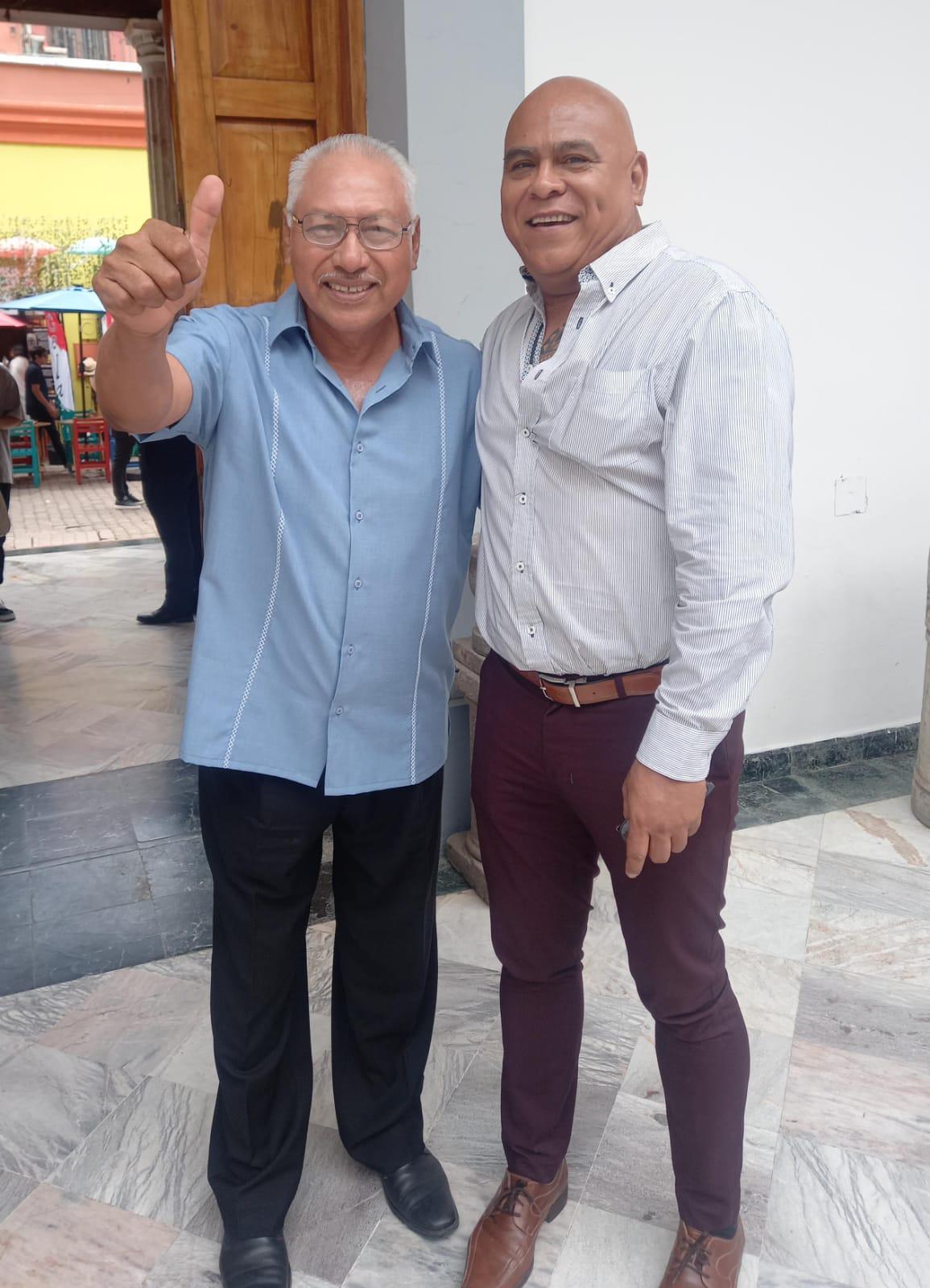 $!Telésforo Bacasegua junto a Eduardo Pineda Silva, quien recibió la distinción por 30 años de servicio en la docencia.