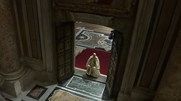 El Papa Francisco en la apertura de la Puerta Santa en la Basílica de San Pedro, en la Nochebuena de 2024