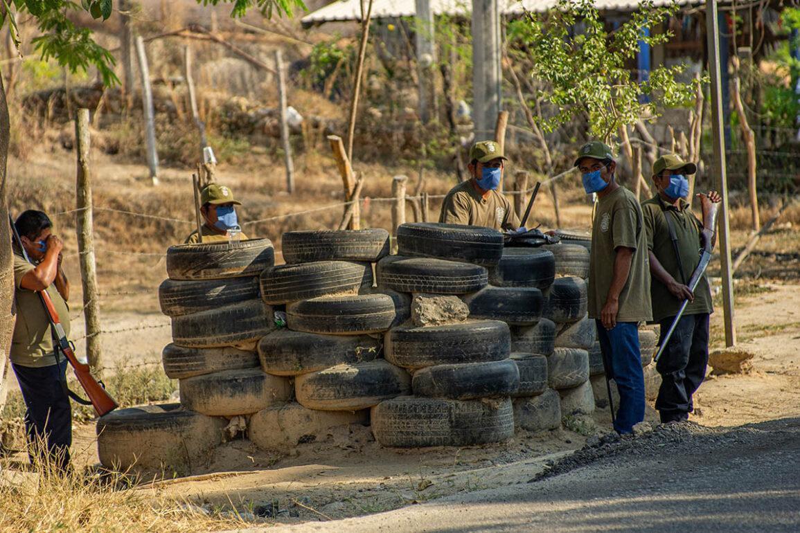 $!En la imagen un grupos de Policías comunitarios resguardan el acceso a Ayutla, municipio de la región de la Costa Chica.